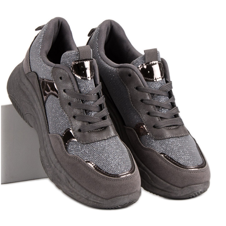 Tênis brilhantes na plataforma cinza 2