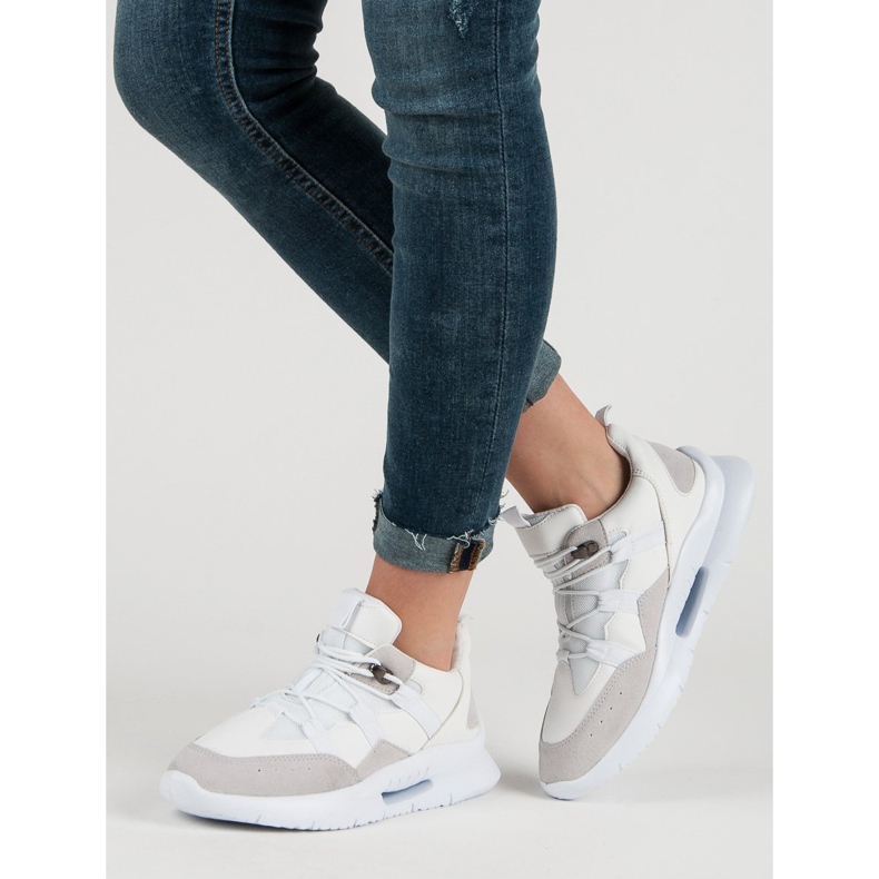 Tênis branco claro 1