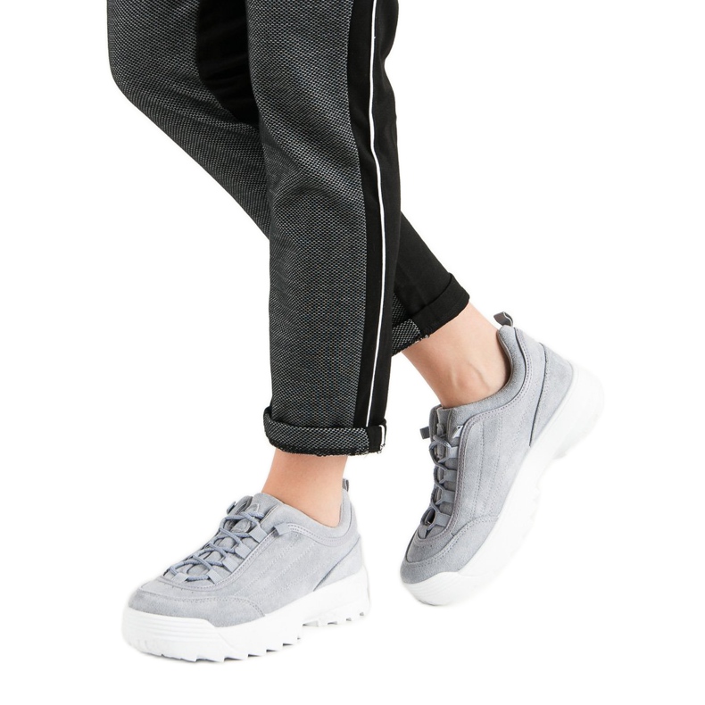 Tênis na plataforma cinza 1