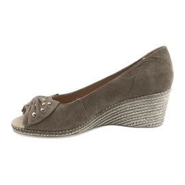 Sapatos femininos em cunha Caprice 29350 marrom 2