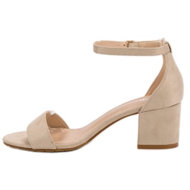 Ch. Creation Sandálias clássicas em um bar marrom 1