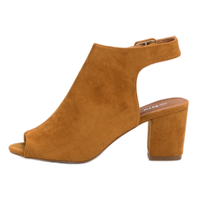 Nio Nio Sandálias construídas em um bar amarelo 1