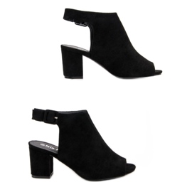 Nio Nio Sandálias construídas em um bar preto 2