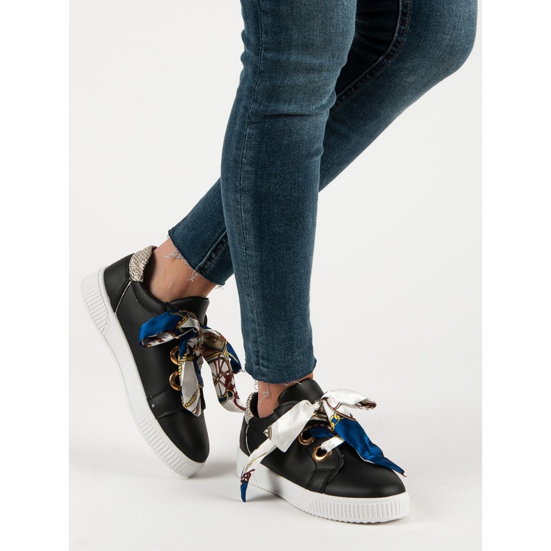 Sapatos esportivos amarrados com uma fita preto 1