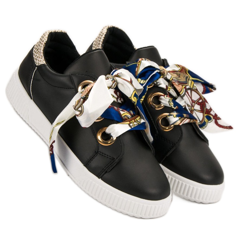 Sapatos esportivos amarrados com uma fita preto 2 Sapatos esportivos amarrados com uma fita preto 2