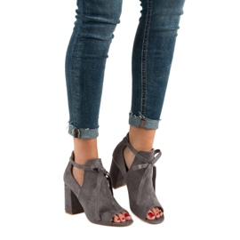 Vinceza Sandálias construídas em um bar cinza 1