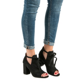 Vinceza Sandálias construídas em um bar preto 1