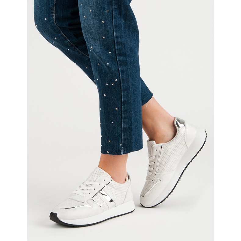 Tênis brancos confortáveis 2