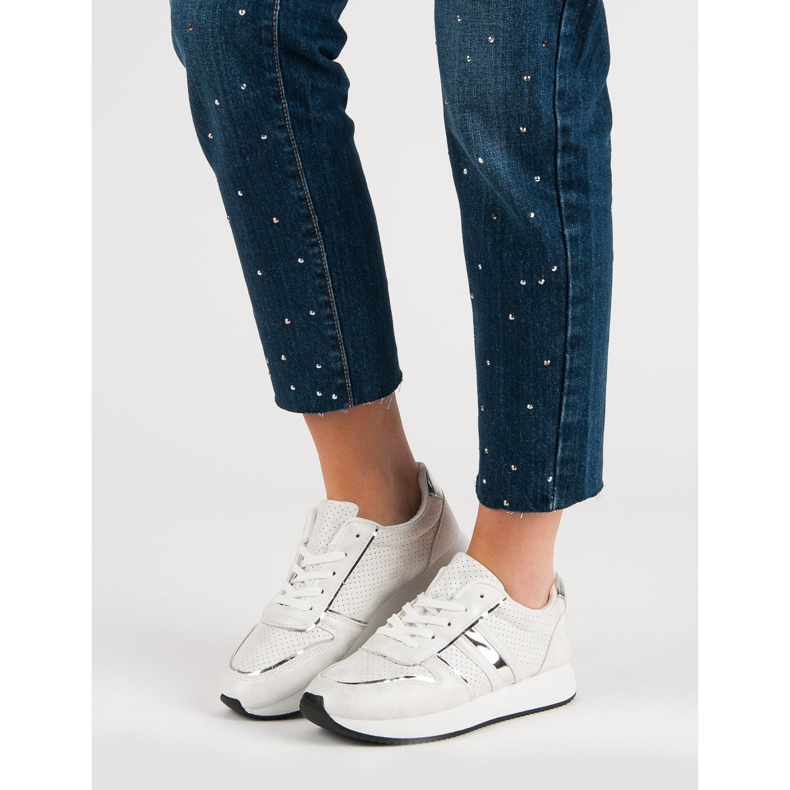 Tênis brancos confortáveis 1