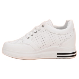 Tênis brancos elegantes 1