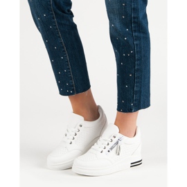 Tênis brancos elegantes 2