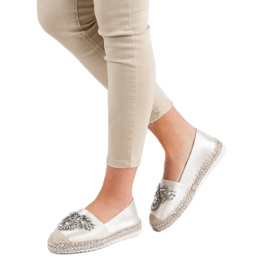Alpercatas brancas com enfeites branco 2