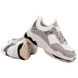 Tênis brancos com um padrão preto marrom 1