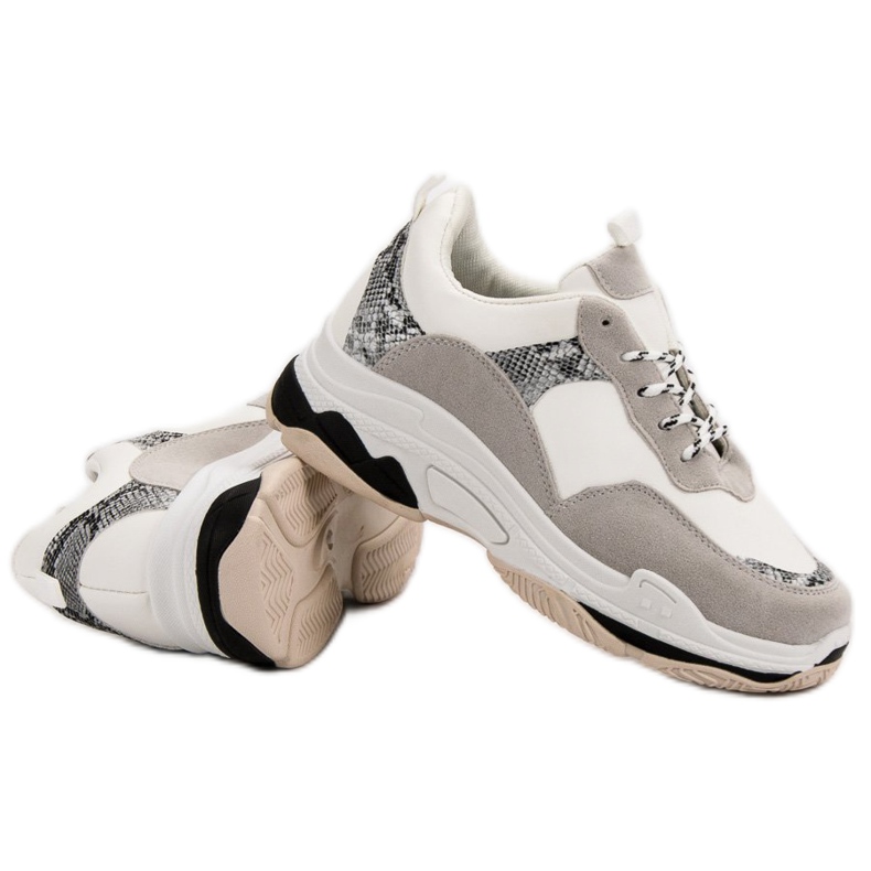 Tênis brancos com um padrão preto castanho 1