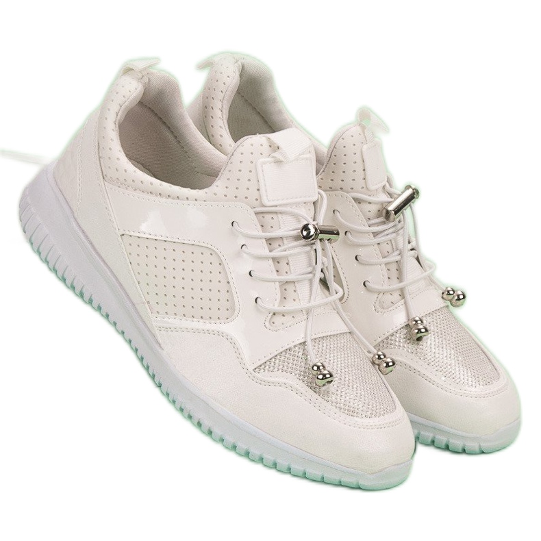 Calçados esportivos com cordão branco 1 Calçados esportivos com cordão branco 1