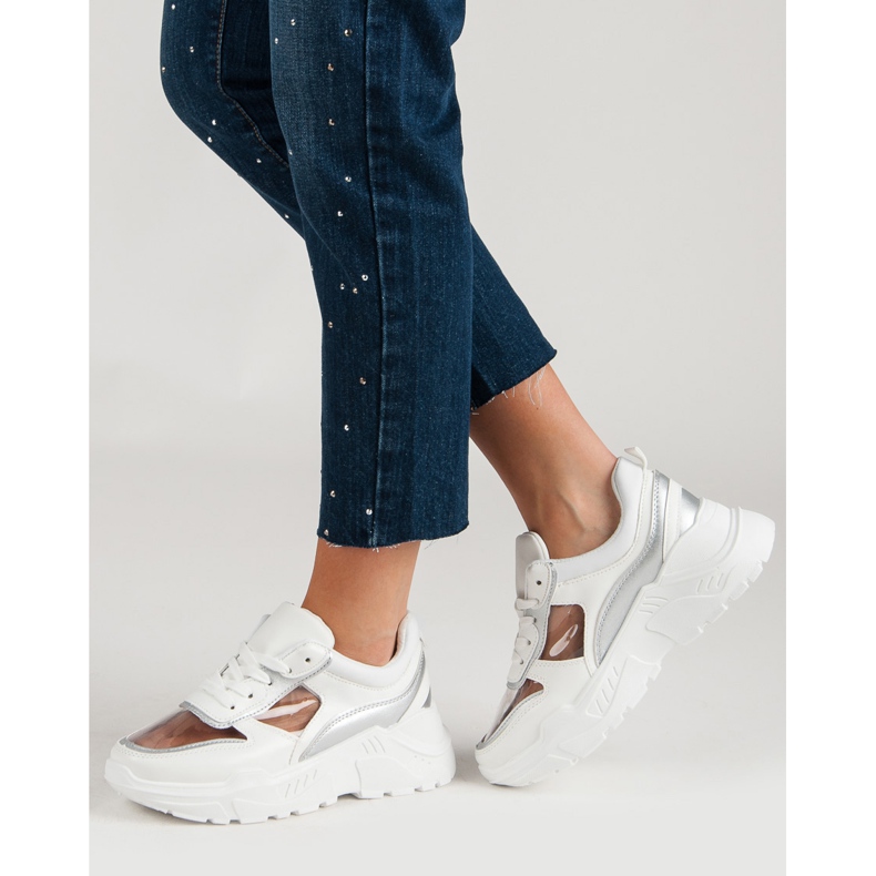 Tênis transparentes na plataforma branco 1