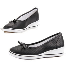 Bailarina de esportes em uma cunha preto 1