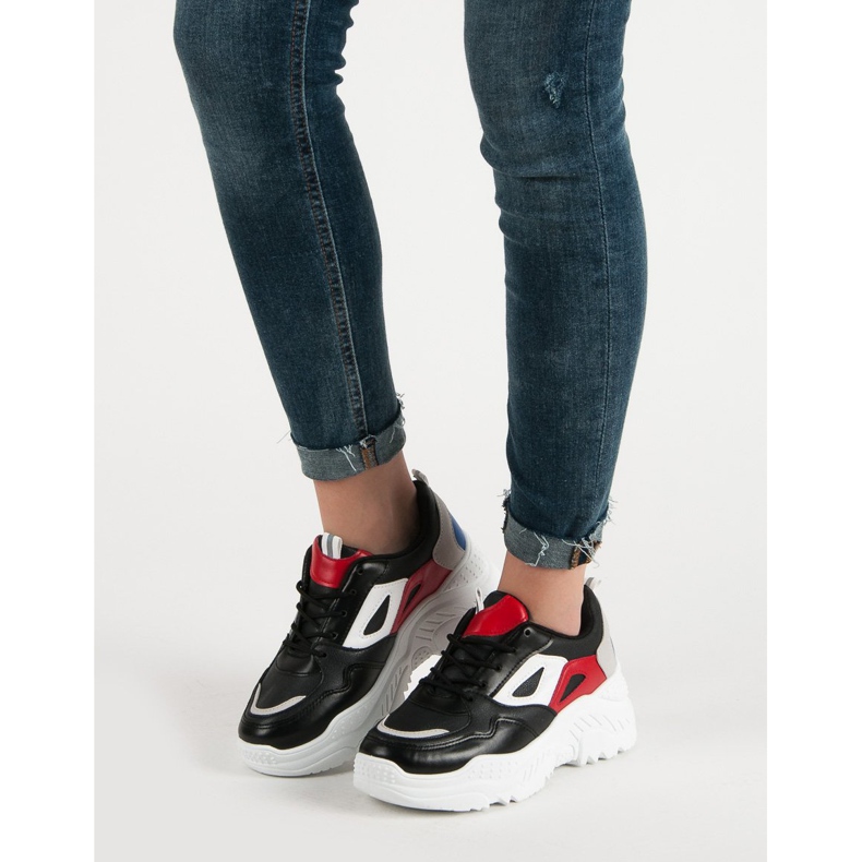 Tênis na plataforma preto 1