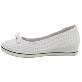 Bailarina de esportes em uma cunha branco 1