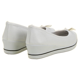 Bailarina de esportes em uma cunha branco 2