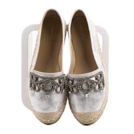 Ideal Shoes Alpercatas prateadas com enfeites cinza 1 Ideal Shoes Alpercatas prateadas com enfeites cinza 1