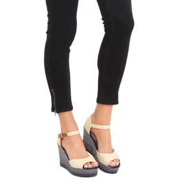 Sandálias bege com salto em cunha 9079 Bege 2