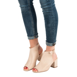 Super Mode Sandálias construídas em um bar marrom 1