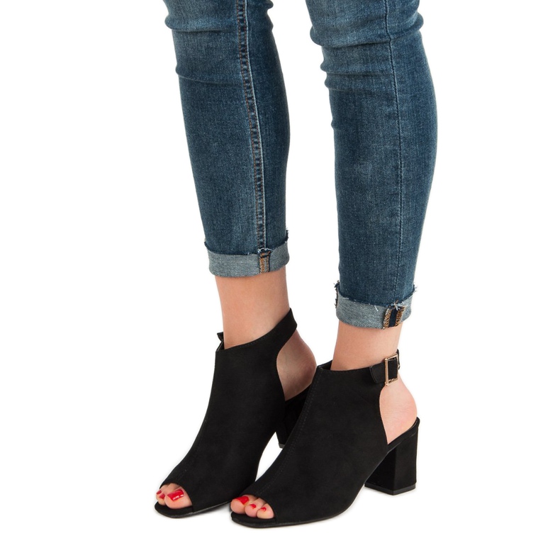 Super Mode Sandálias construídas em um bar preto 1