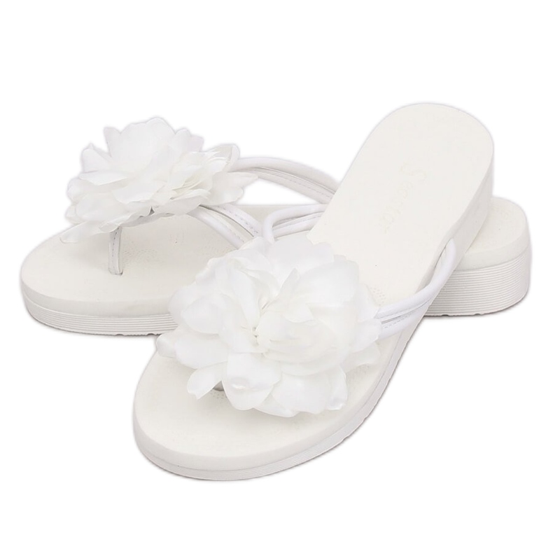 Chinelos brancos com uma flor CK103 White 1