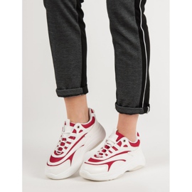 Tênis branco e vermelho 2