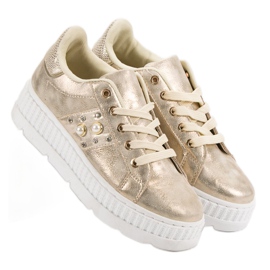 Calçado dourado na plataforma 1