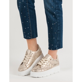 Calçado dourado na plataforma 2