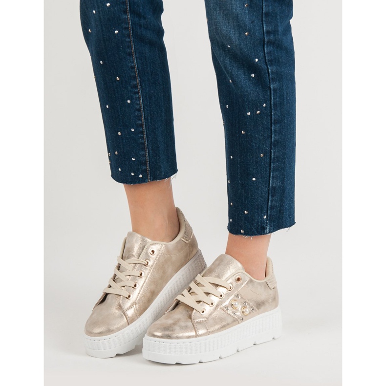 Calçado dourado na plataforma 2