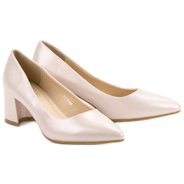 Bombas em um pilar castanho rosa 1