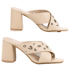 Chinelos Bege No Bar 1