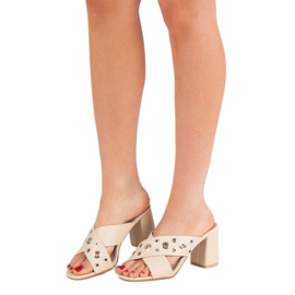 Chinelos Bege No Bar 2