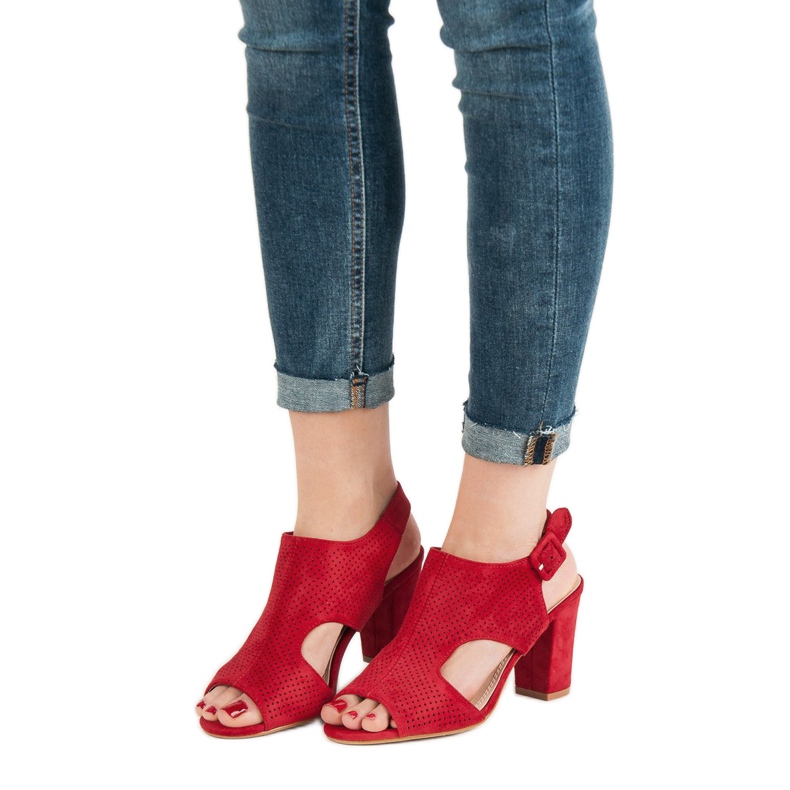 Sandálias a céu aberto em uma postagem vermelho 1