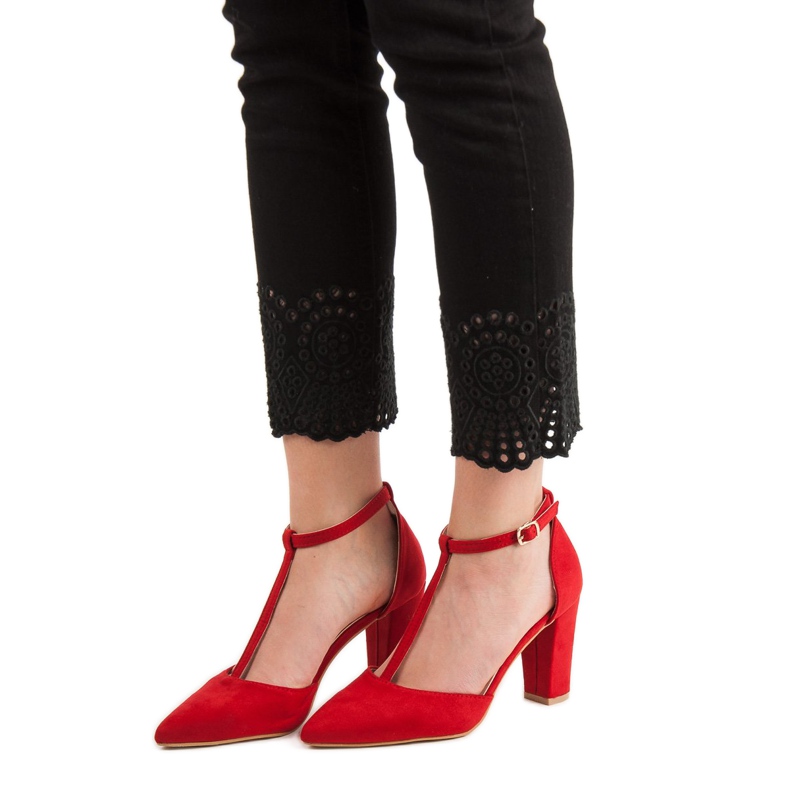 Primavera Bombas vermelhas em um pilar vermelho 2