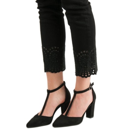 Primavera Bombas pretas em um pilar preto 2