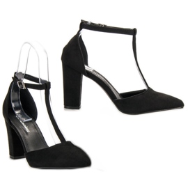 Primavera Bombas pretas em um pilar preto 1