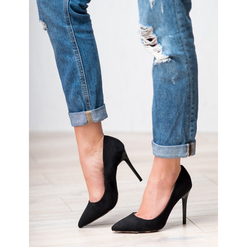 Erynn Bombas em um pino preto 1