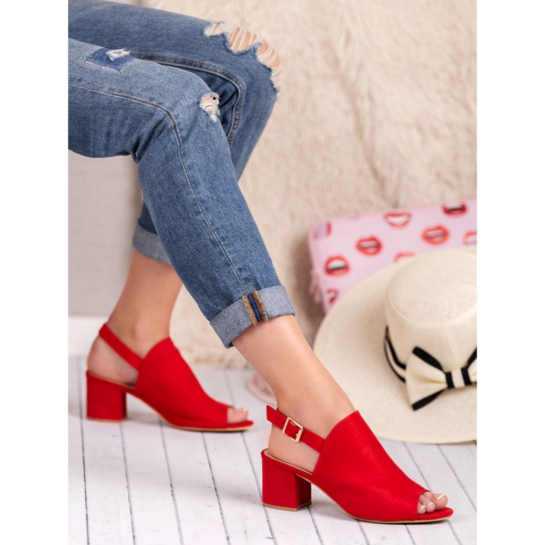 Super Mode Sandálias construídas em um bar vermelho 2 Super Mode Sandálias construídas em um bar vermelho 2