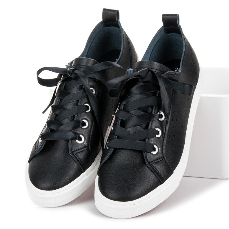 Kylie Tênis pretos amarrados com uma fita 1