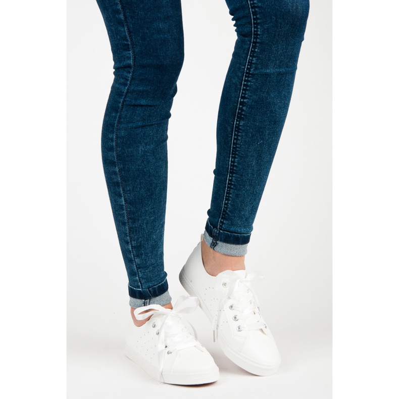 Kylie Tênis brancos amarrados com uma fita 1