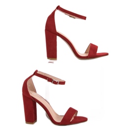 Ch. Creation Sandálias vermelhas em um bar vermelho 1 Ch. Creation Sandálias vermelhas em um bar vermelho 1