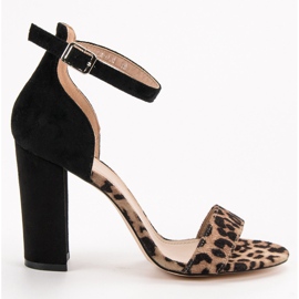 Erynn Sandálias em um bar castanho 2 Erynn Sandálias em um bar castanho 2