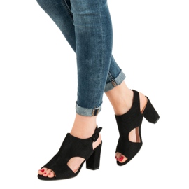 Sandálias a céu aberto em uma postagem preto 1