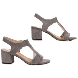 Evento Slip-on Sandals em uma postagem cinza 1