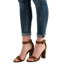 Goodin Sandálias em um bar castanho 2