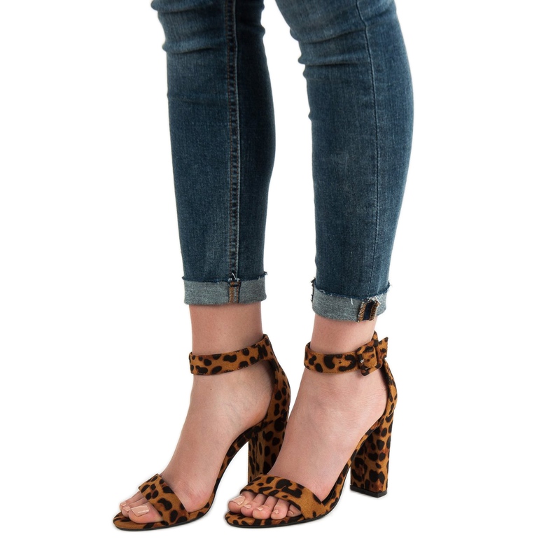 Goodin Sandálias em um bar marrom 2